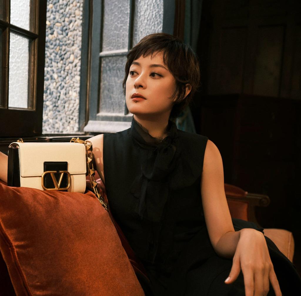 辰雪聊时尚|孙俪的时尚越来越难懂,穿经典小黑裙还不够,又搭上了羽毛针织衫