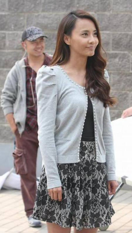 潮流新风 马雅舒44岁还有芭比身材,穿紧身裙不仅没有多余赘肉,还挺有料的