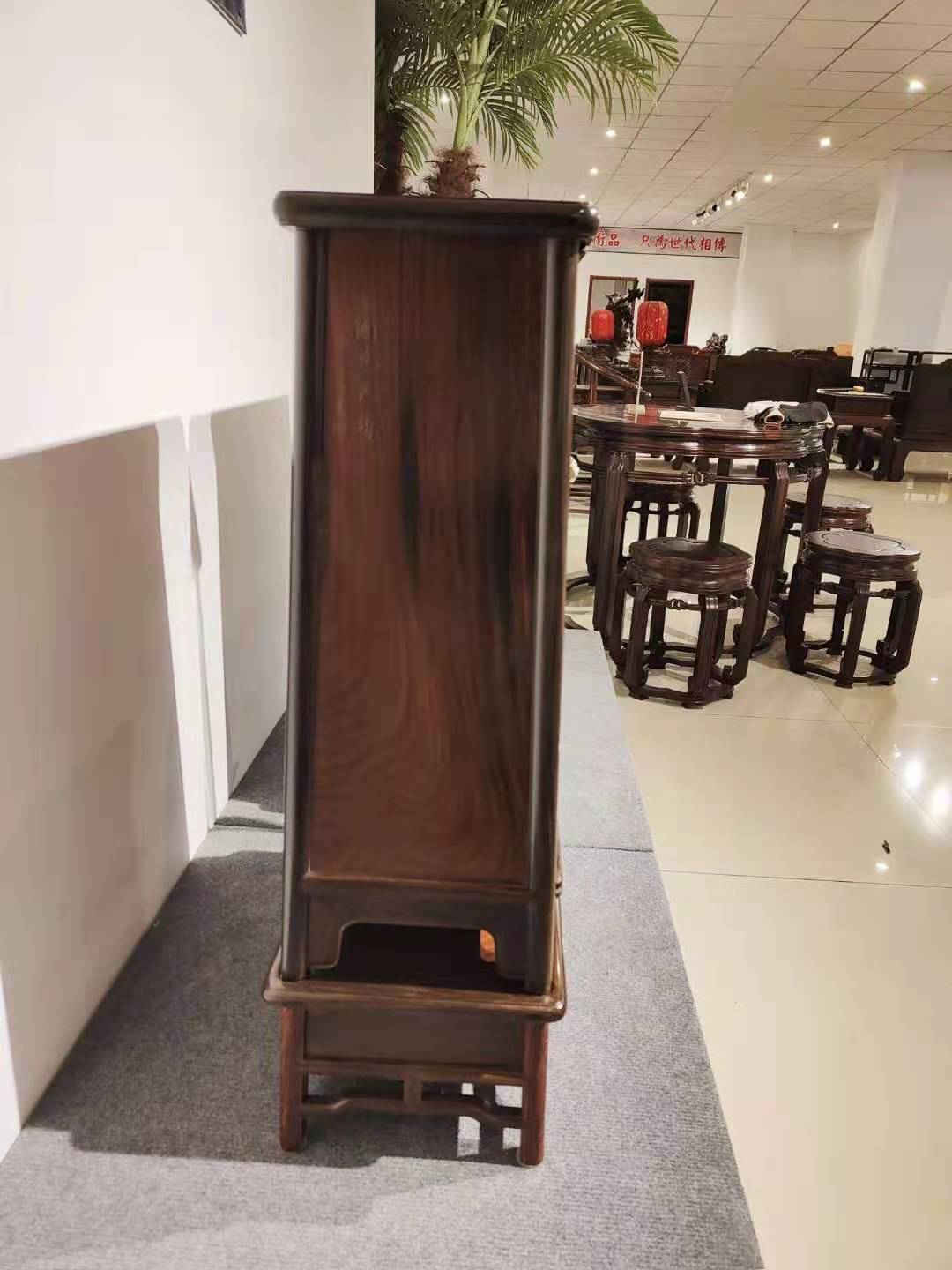 小王话红木|高速发展的现代生活，传统大红酸枝家具始终守着一份最古老的感动