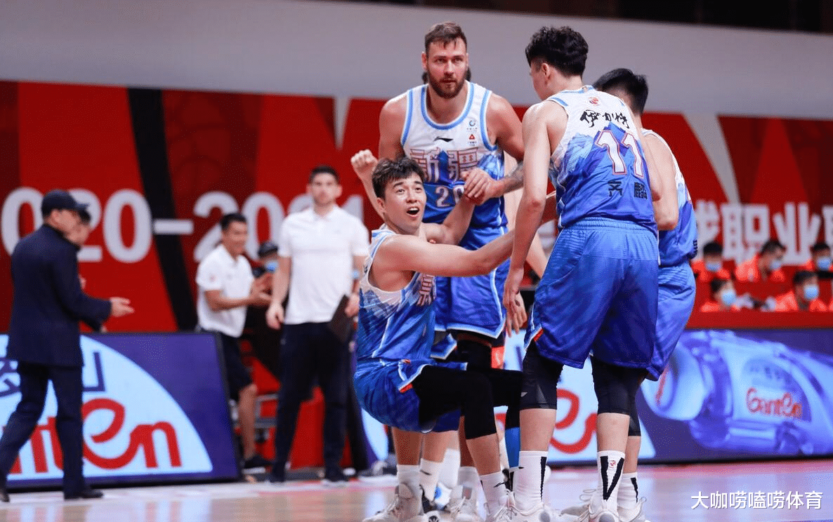 新疆男籃|晴天霹靂！新疆季后賽首戰突傳壞消息，阿的江這回麻煩大了