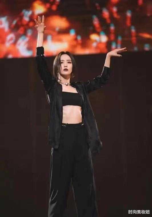 佟丽娅|佟丽娅离婚后放开穿了，衬衫敞开穿秀马甲线，这身材我羡慕了