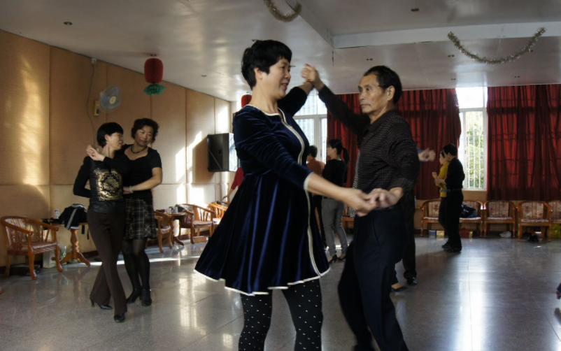 炎九|跳交谊舞,认识再婚老伴,婚后63岁阿姨:再婚是我犯下的最大错误