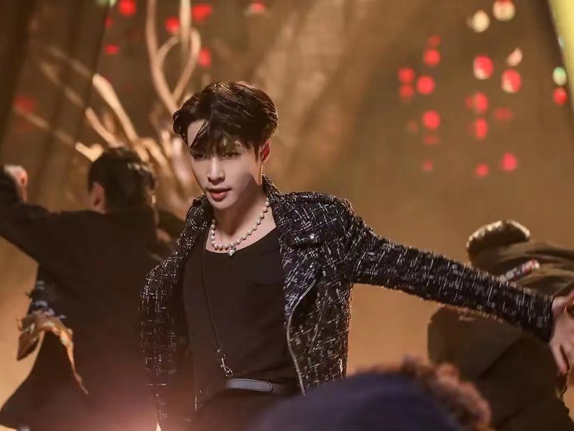 张艺兴|《披哥》成团夜直播取消，看到修改时间：张艺兴才是最大赢家