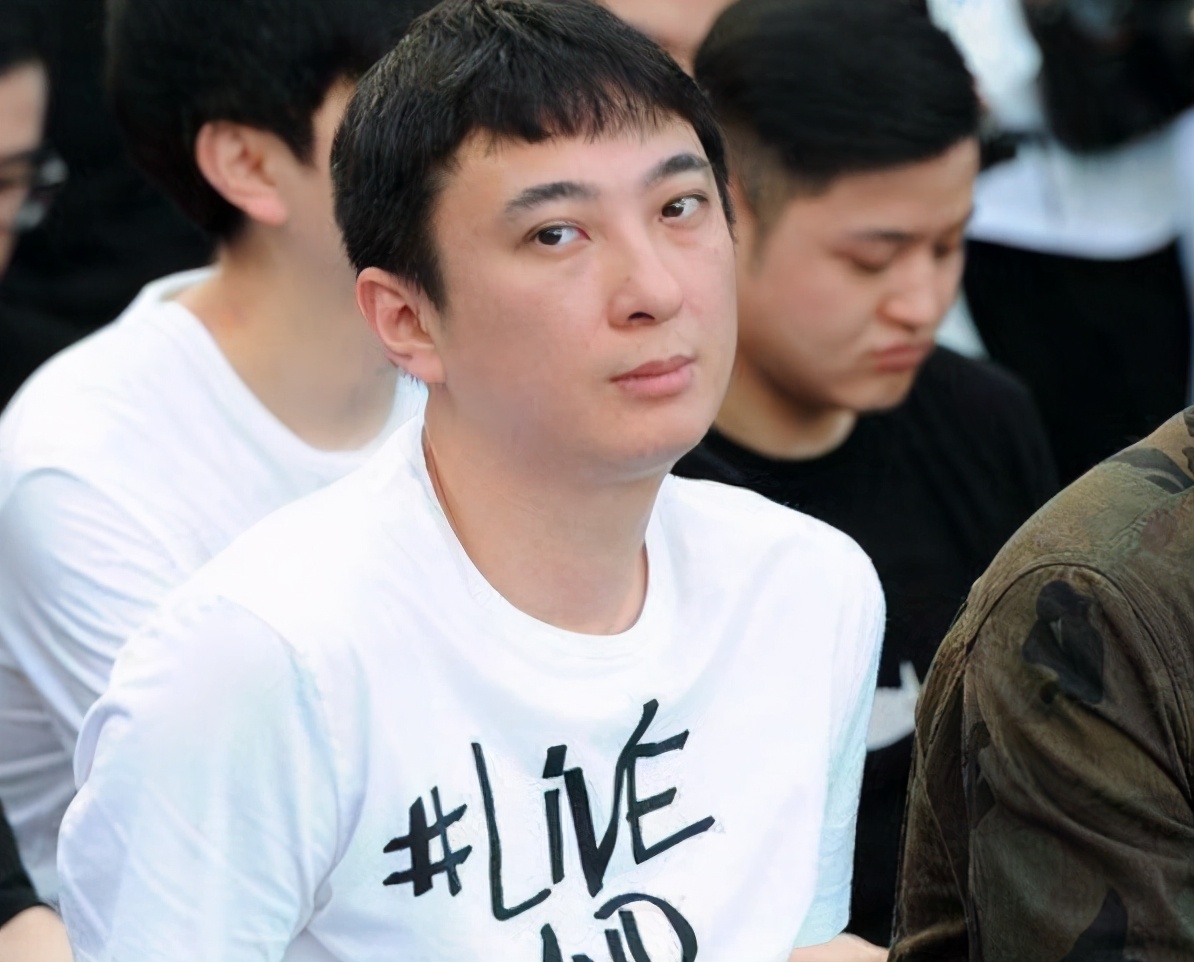 王思聪|王思聪深夜酒吧嗨玩，两美女网红寸步不离，为“争宠”推搡不断