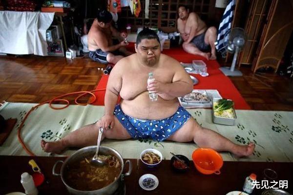 運動|900磅的相撲選手身價過億，45公斤的妻子每晚總擔(dān)心被壓死，退役僅一年就離世