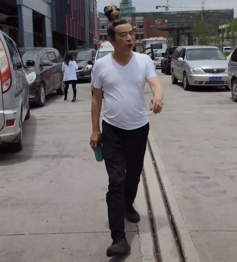 岳跃利|浙江横店：63岁岳跃利走在街上，白发和肚腩明显，“逝去的青春”