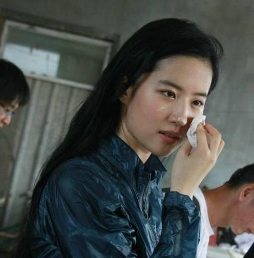 舜网 明星卸妆前后对比，看到刘亦菲庆生时的素颜照，果然是神仙姐姐