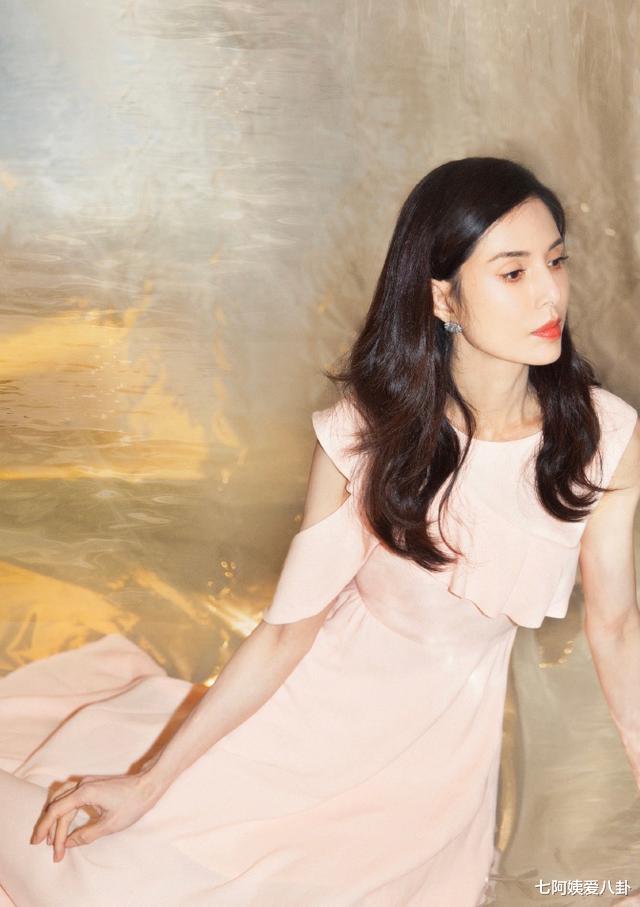 李若彤|“小龙女”李若彤，在离开假富豪男友后，她又走上了另外一条歧路