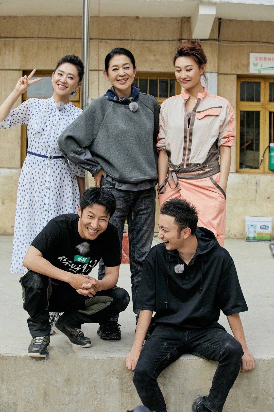 哚乐Like时尚 62岁倪萍逆生长,拼接卫衣配牛仔裤青春时髦,身材状态不输年轻人