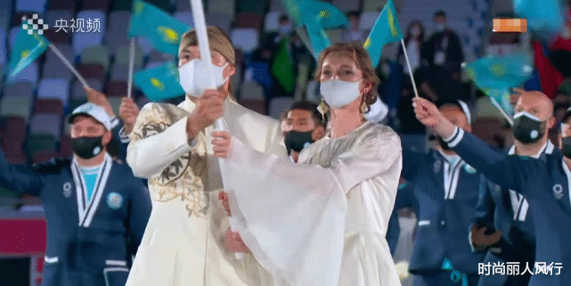 时尚丽人风行|开幕式女旗手“仙女脸”彻底火了！穿纱裙入场，摘下口罩颜值惨跌