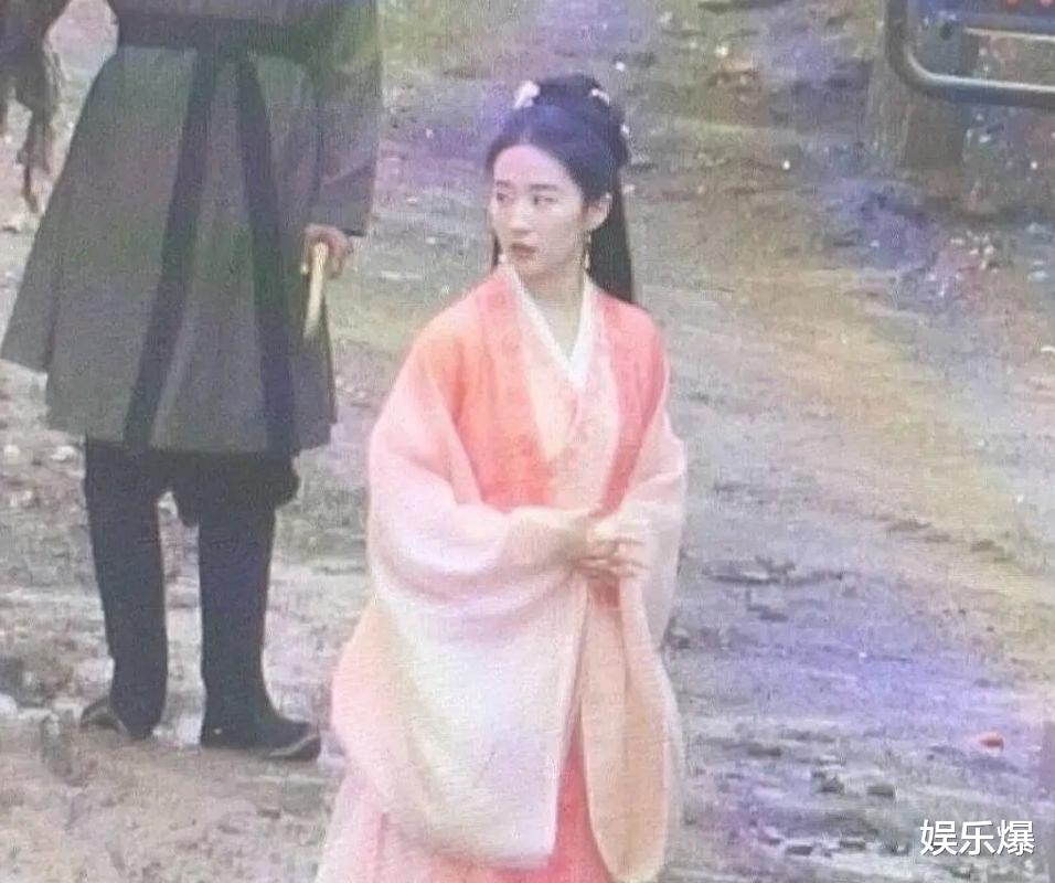 迪丽热巴|同样是以美貌出名，迪丽热巴古装引争议，刘亦菲最新古装却一片赞声