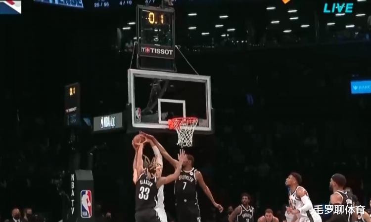 雄鹿队|0.1秒大争议！雄鹿超时2秒进球也算数，全场狂嘘裁判，KD母亲炮轰