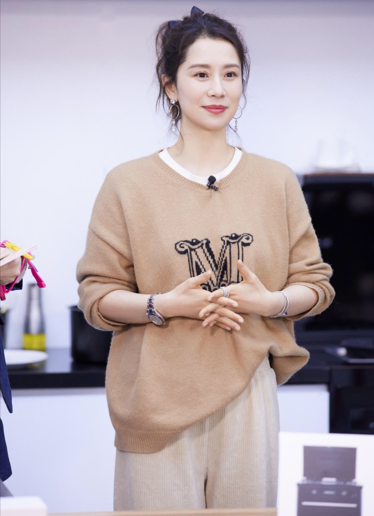 毛衣 海清穿上秋天第一件毛衣，搭配牛仔衫扎高马尾，看着不像中年阿姨