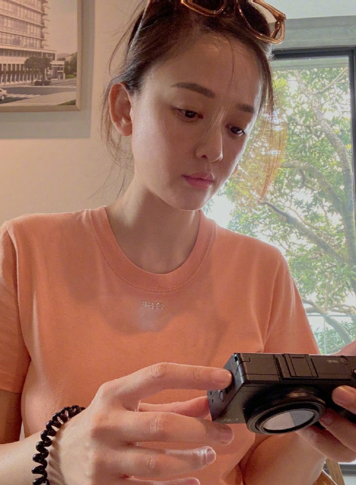 陈乔恩|陈乔恩跟男友艾伦打卡彩绘墙，两人学木头人走路，开心的样子超像小朋友