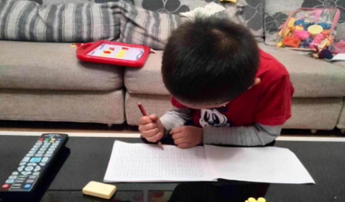 中小学|小学生被罚写“爸”字，字迹逐渐失控，网友：“爸”成了“狗”？