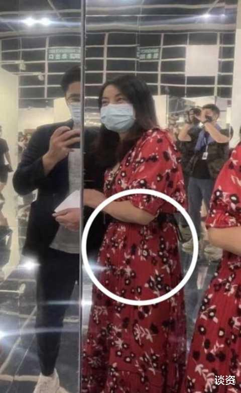郭晶晶|39岁郭晶晶现身画展，长裙遮不住腰身肥胖，腹部凸起疑怀四胎