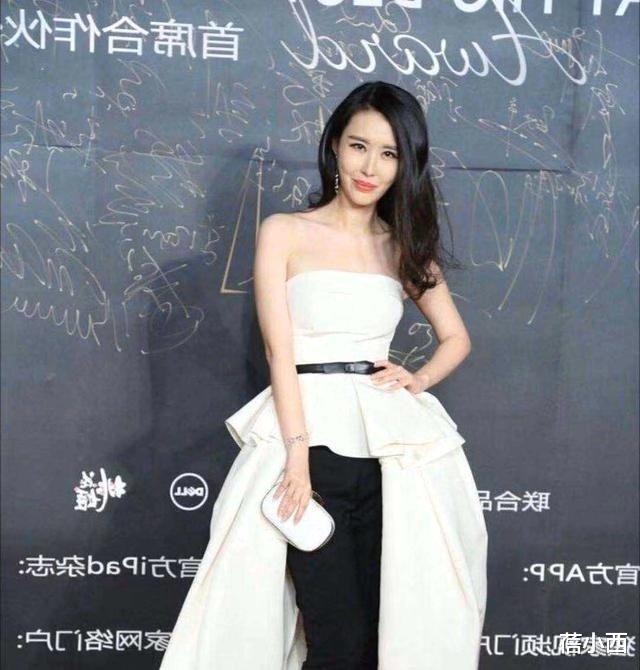 蓓小西|田朴珺真有贵族气质,穿抹胸裙配高丸子头好美,“奶油肌”太撩人