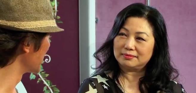 街拍|乘电车租村屋的江华，拒演影版《寻秦记》，59岁复出拍戏或因发哥