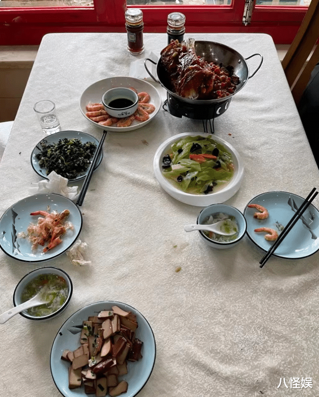 赵丽颖|赵丽颖宁波拍戏被偶遇，低头专注于剥虾，比对面男演员吃得还多