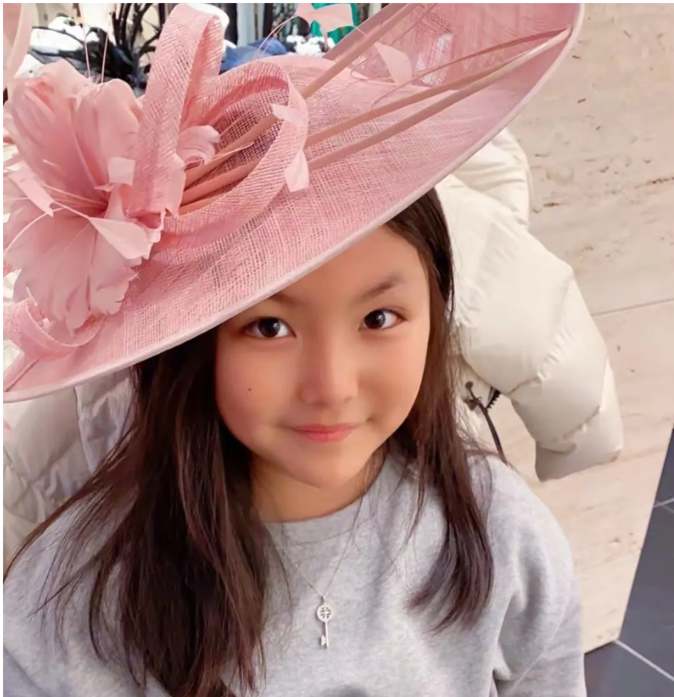 王诗龄|王诗龄晒油画作品获好评，12岁出落成小才女，网友：不看爷爷是谁