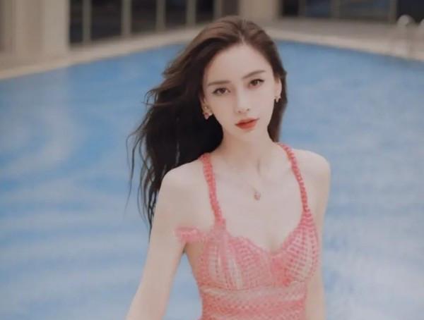 Angelababy|杨颖穿“草莓裙”拍照！后期忘给膝盖打码，上面痕迹暴露婚姻现状？