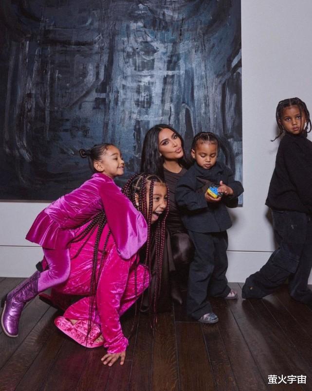 谢霆锋|金·卡戴珊带四娃拍全家福，恋爱中的辣妈真年轻，女儿是她的翻版