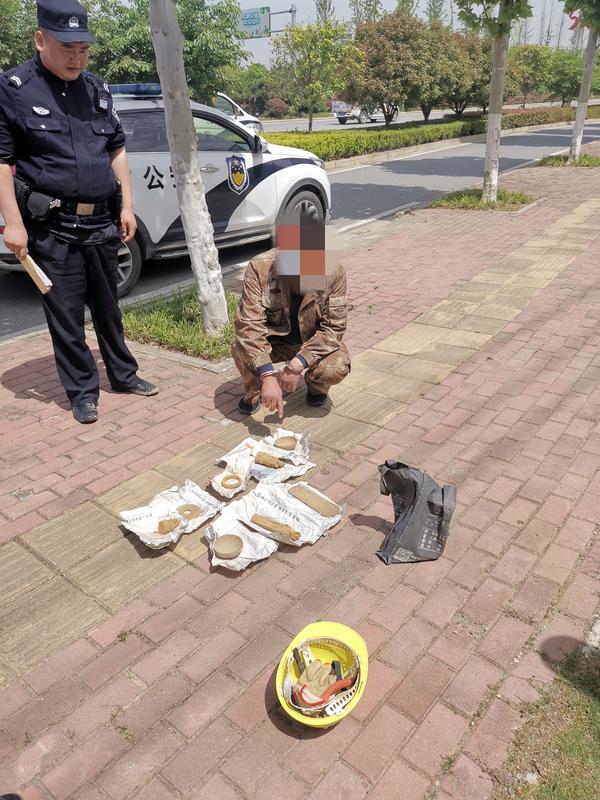 河南100度 男子冒充博物馆施工人员怀揣假文物兜售 没想到遇到了真警察