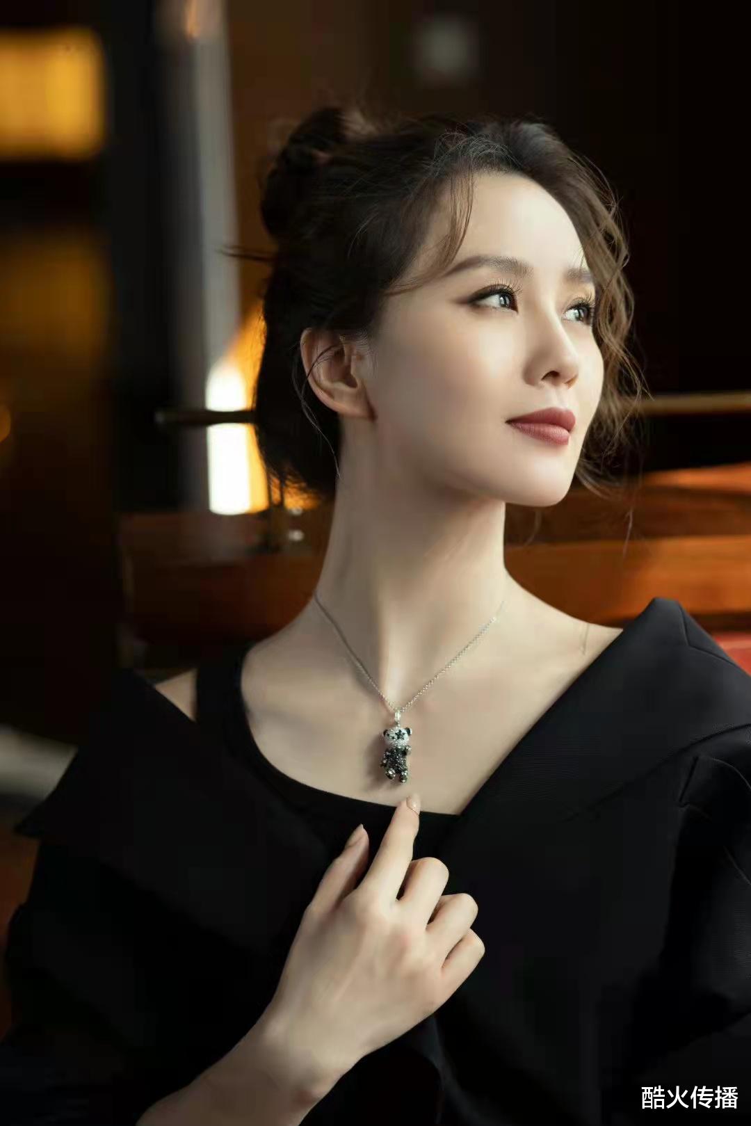 权力的游戏|刘诗诗一改往日优雅温婉的装扮，回归\诗爷\本质，露出迷人天鹅颈羡煞旁人