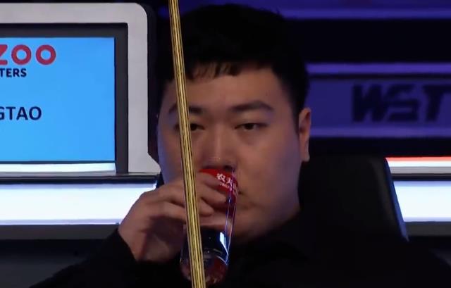 顏丙濤|神奇一球，馬叔單手解球，直接打進了，舉動太嘚瑟，顏丙濤很無奈