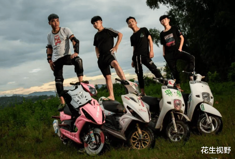 花生视野 广西北海1“鬼火少年”,满身伤痕回家,母亲直接拿锄头砸车