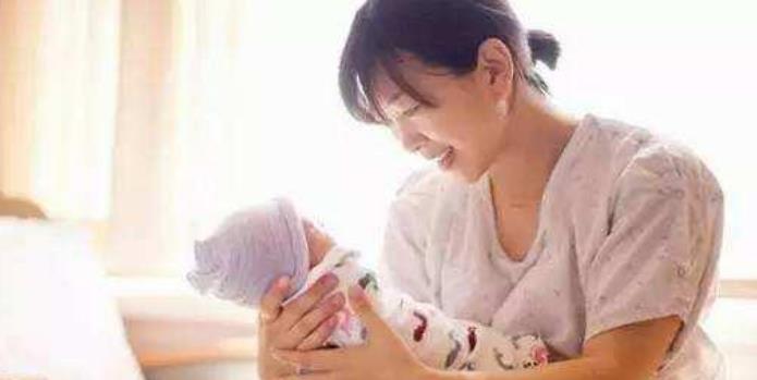 吴洪娜聊说育儿|未出月子前有人探望，产妇要懂得避开4类人，对自己对宝宝都好