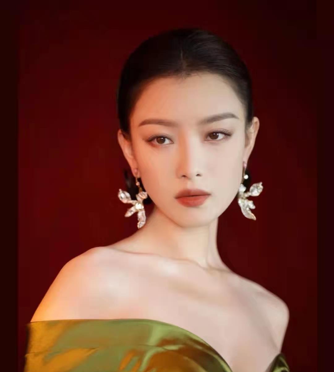 赵丽颖|倪妮太敢穿了，一字肩低胸裙、深V裙，高贵优雅显气场