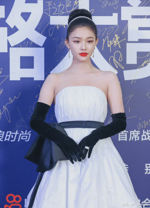 蒋勤勤|最新女星红毯！蒋勤勤扮嫩、郭采洁翻车，杨幂用场外生图美貌秒杀