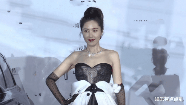 贾玲|张小斐向贾玲炫耀: 想不想穿高定礼服走红毯, 贾玲的回应让人笑翻
