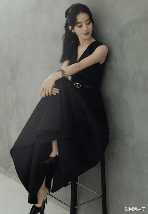 赵丽颖|赵丽颖越来越开放？穿西装故意敞开秀内搭，阿姨年纪太拼了