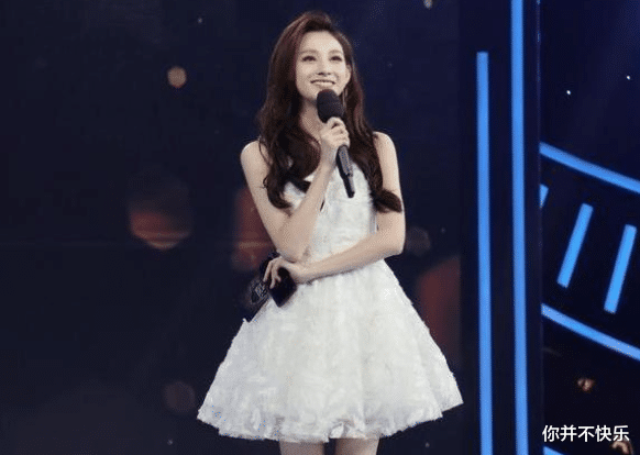 马凡舒|90后美女主持，走秀泳裤遭滑落，却淡定走完舞台：谁爱看谁看