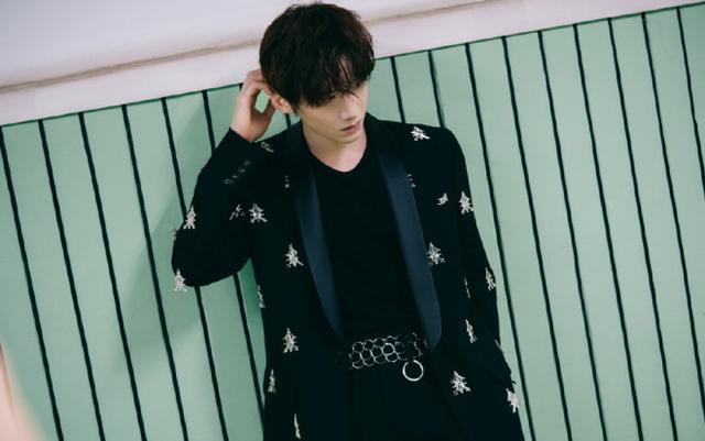 白敬亭|白敬亭京城街头夜景大片 All black造型攻气足