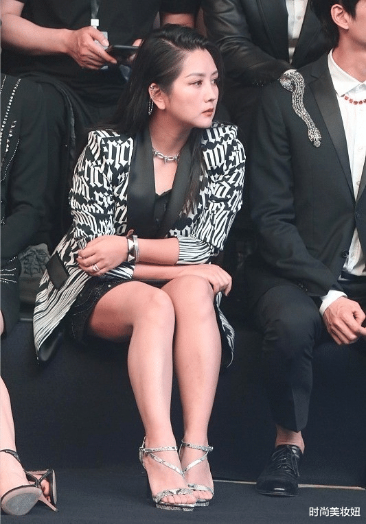 时尚美妆妞|何洁这回造型太成功，穿印花西装配大背头，气场强大又高级