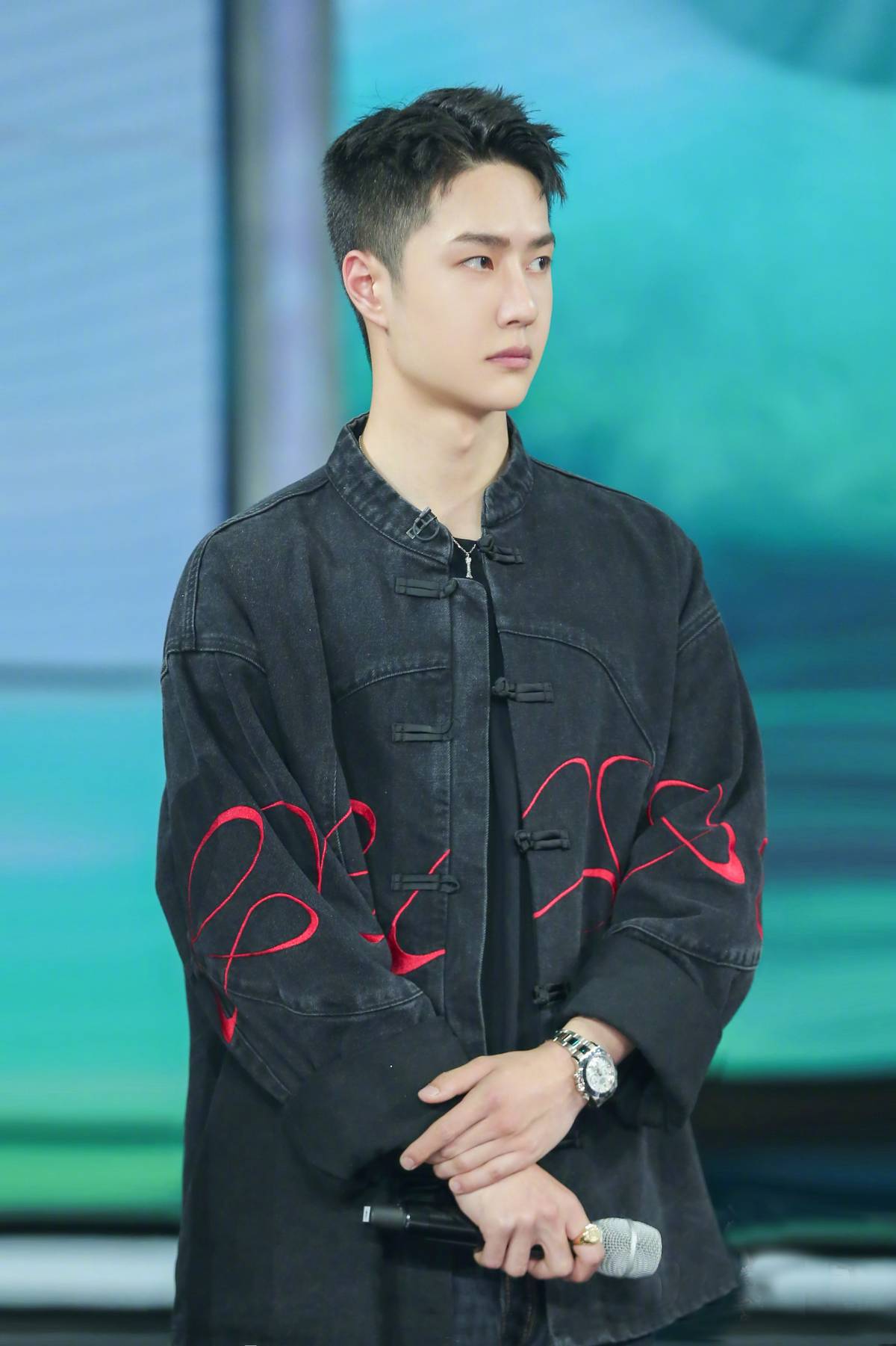 穿衣搭配|王一博时尚气质真好，短发+女装也毫无违和感，这样穿潮男范十足