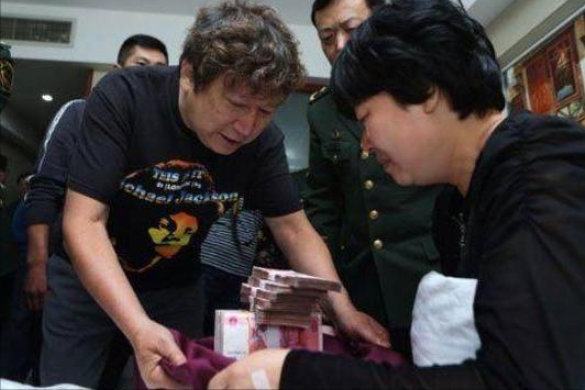 李春平|跟大39岁女明星同居13年，41岁继承70亿财产，回国娶小38岁妻子