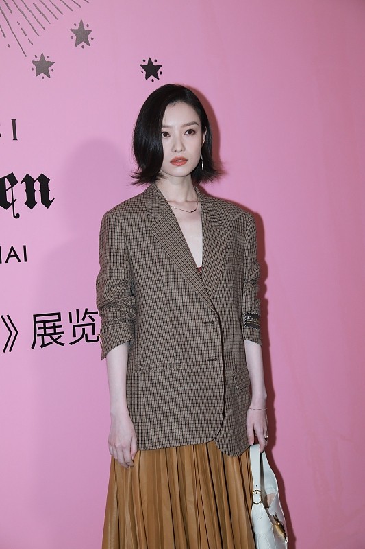 倪妮|倪妮的“高级脸”真吸睛，棕色复古西装外套配半裙，时尚还显成熟