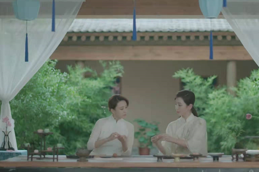 时尚风行派|央视美女主持共演七夕短片！王冰冰穿白裙像仙女，张蕾思思超温婉