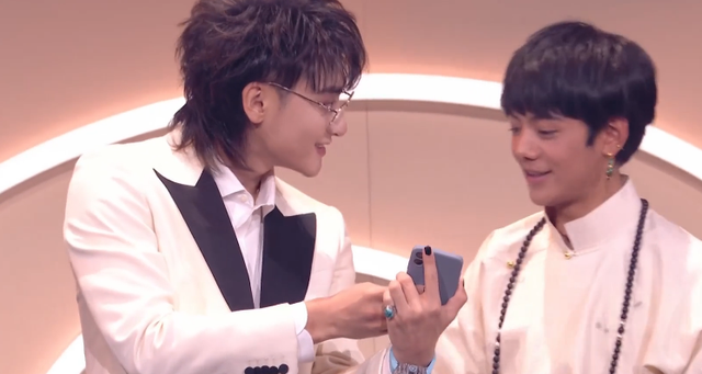 程潇|丁真成微博之夜香饽饽,明星争相求合影,黄子韬台上邀自拍