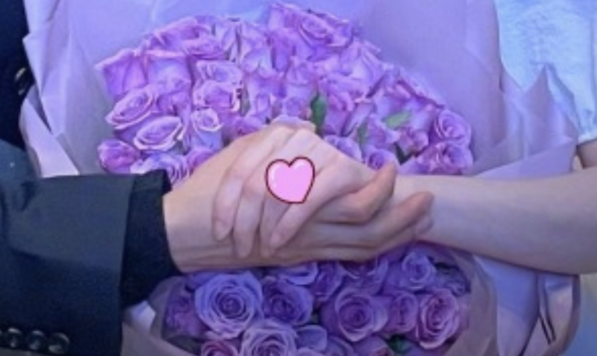 王力宏|金圣恩成功求婚张檬，晒接吻照甜蜜放闪，场地布置却拼错英文闹笑话