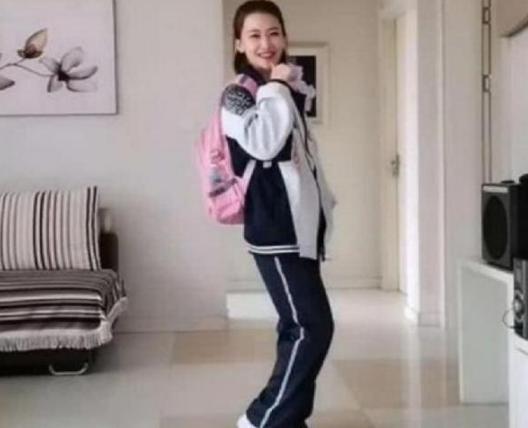 好物官|42岁妈妈试穿女儿校服火了，颜值不输“校花”，这项运动是关键