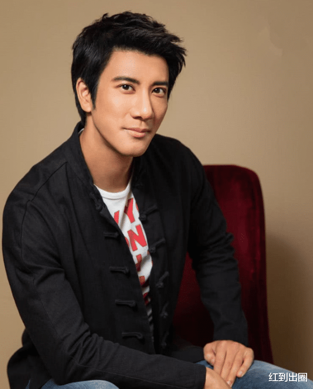 景甜|王力宏人品再遭质疑！和女星跳舞动手动脚，盯着对方眼神直白露骨