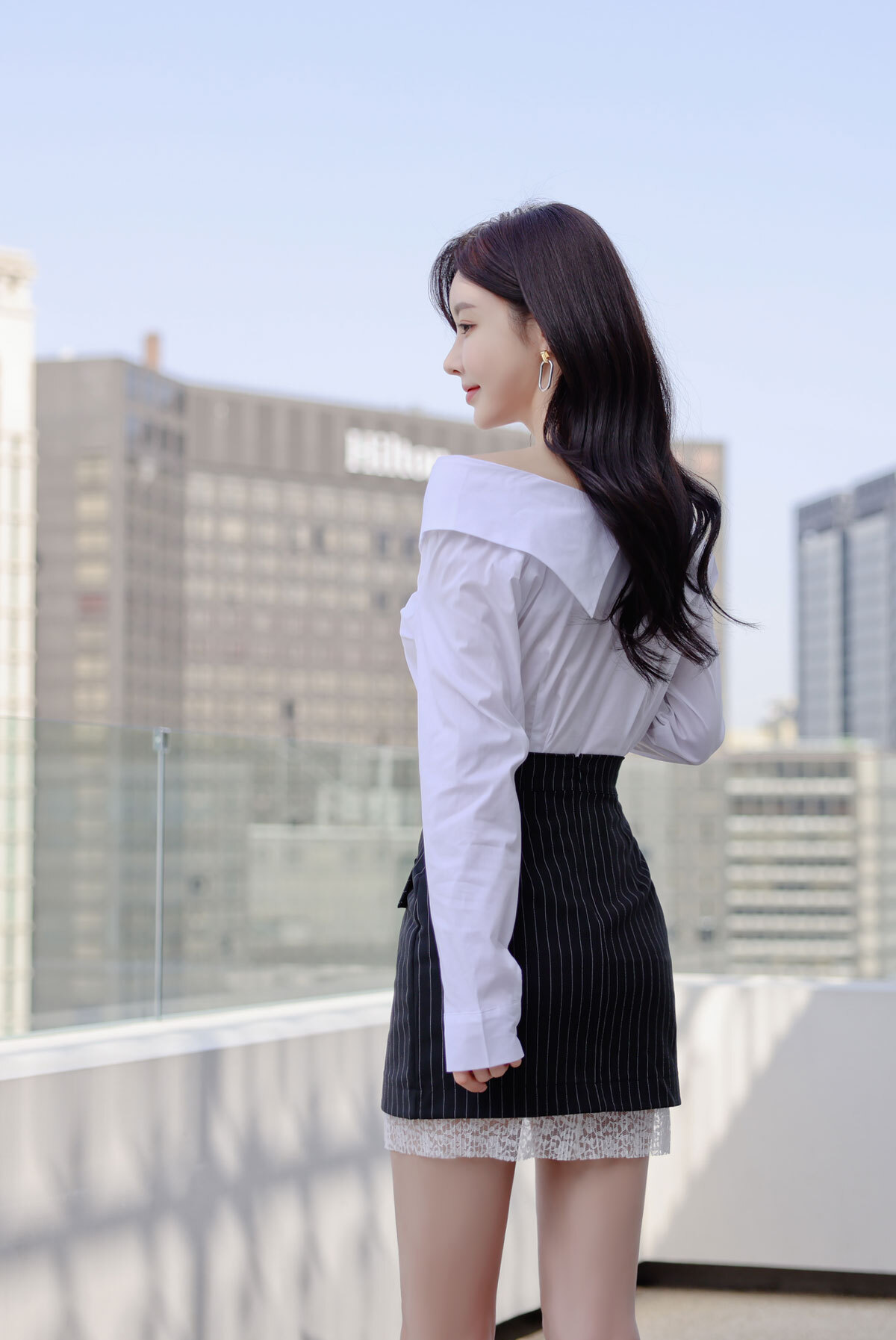 美图美景欣赏|热门时尚女装搭配，2021最新孙允珠时尚写真, 都市简约宁静雅典浪汐竖纹裙