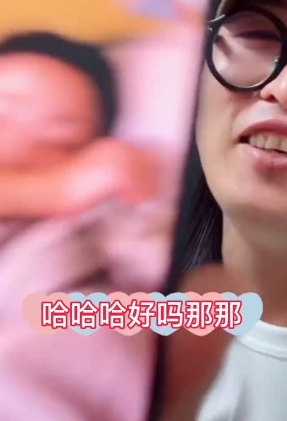 张敏|张敏与男友罕见逛街?穿情侣装现身商场,大方与粉丝打招呼