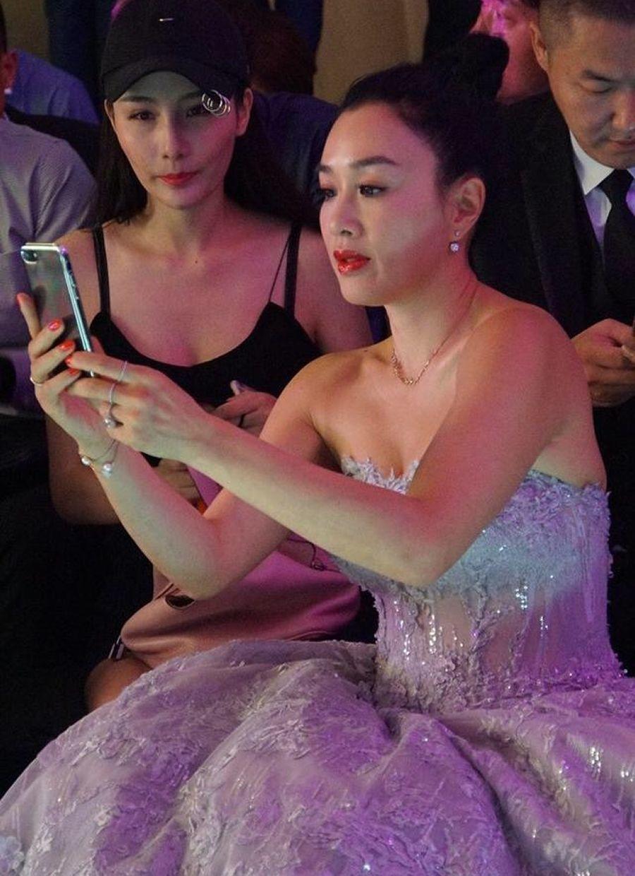 钟丽缇|钟丽缇和张伦硕亮相活动，穿一袭灰色抹胸礼服裙，展现优雅气质范