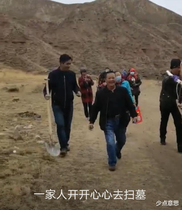 少点意思 甘肃:9旬老人回娘家扫墓,小辈用藤椅抬了8里地,“为老人圆梦”